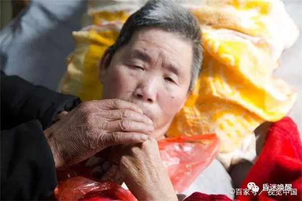 患者故事|儿子意外死亡，妻子承受不了打击变植物人，10年后男子用爱唤醒