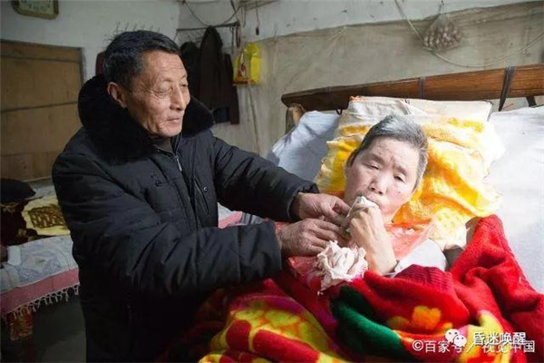 患者故事|儿子意外死亡，妻子承受不了打击变植物人，10年后男子用爱唤醒