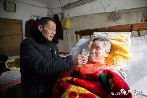 患者故事|儿子意外死亡，妻子承受不了打击变植物人，10年后男子用爱唤醒